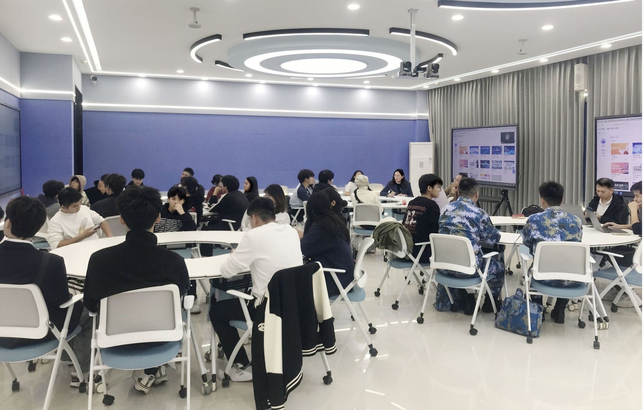 聚焦前沿教育，傾聽學子心聲——我校召開AI課程使用情況學生座談會